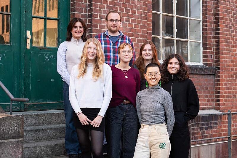 7 von 9 BNE-PionierInnen stehen  draußen vor dem Forum Finkenau