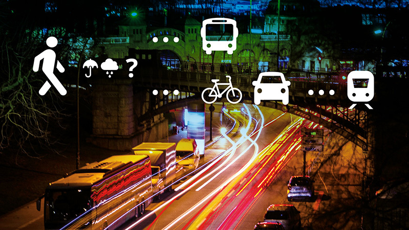Straße im Dunkeln mit viel Verkehr und verschiedenen Verkehrssymbolen