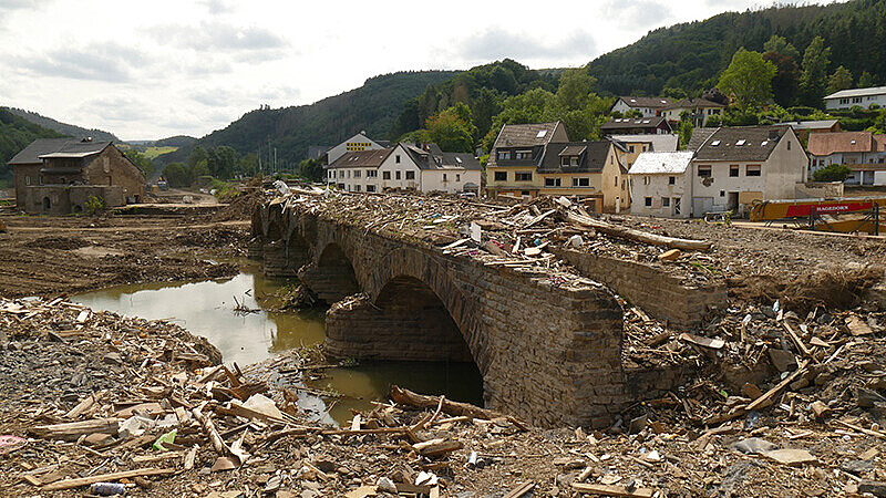 Eingestürzte Brücke im Ahrtal