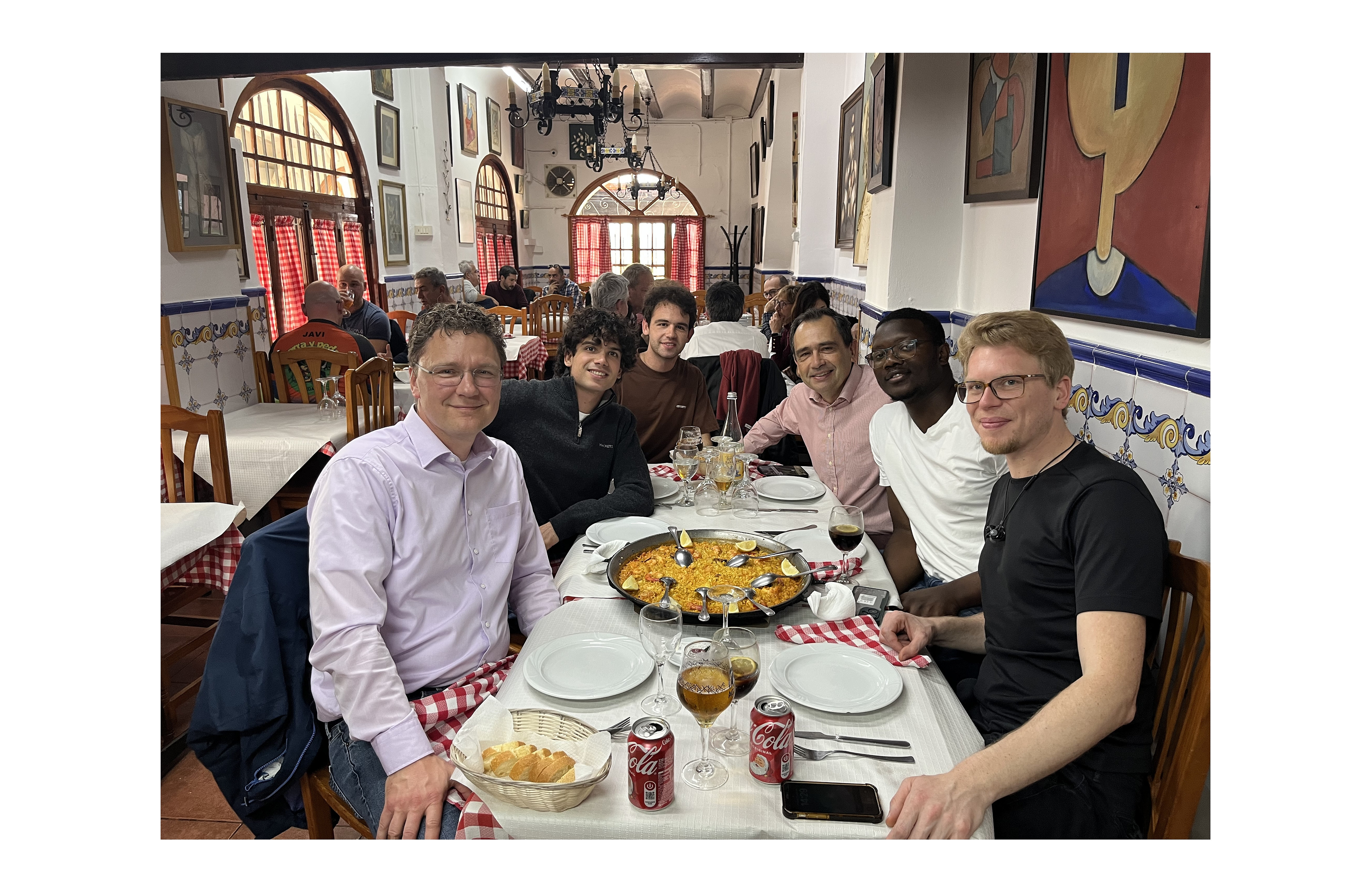 
                Valencianisches Paella-Essen mit Markus Linke, Pablo Castello Pedrero, César García Gascón, „Tonio“ Garcia Manrique, Arold Nzeke Zedom, Philip Rose (von links nach rechts) 
            
