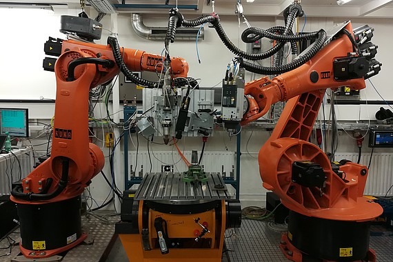 Zwei Industrieroboter am IWS-Hamburg