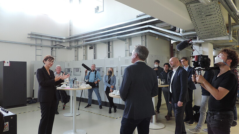 Bundeswissenschaftsministerin Bettina Stark-Watzinger besuchte am 25. Oktober den Energie-Campus der HAW Hamburg.