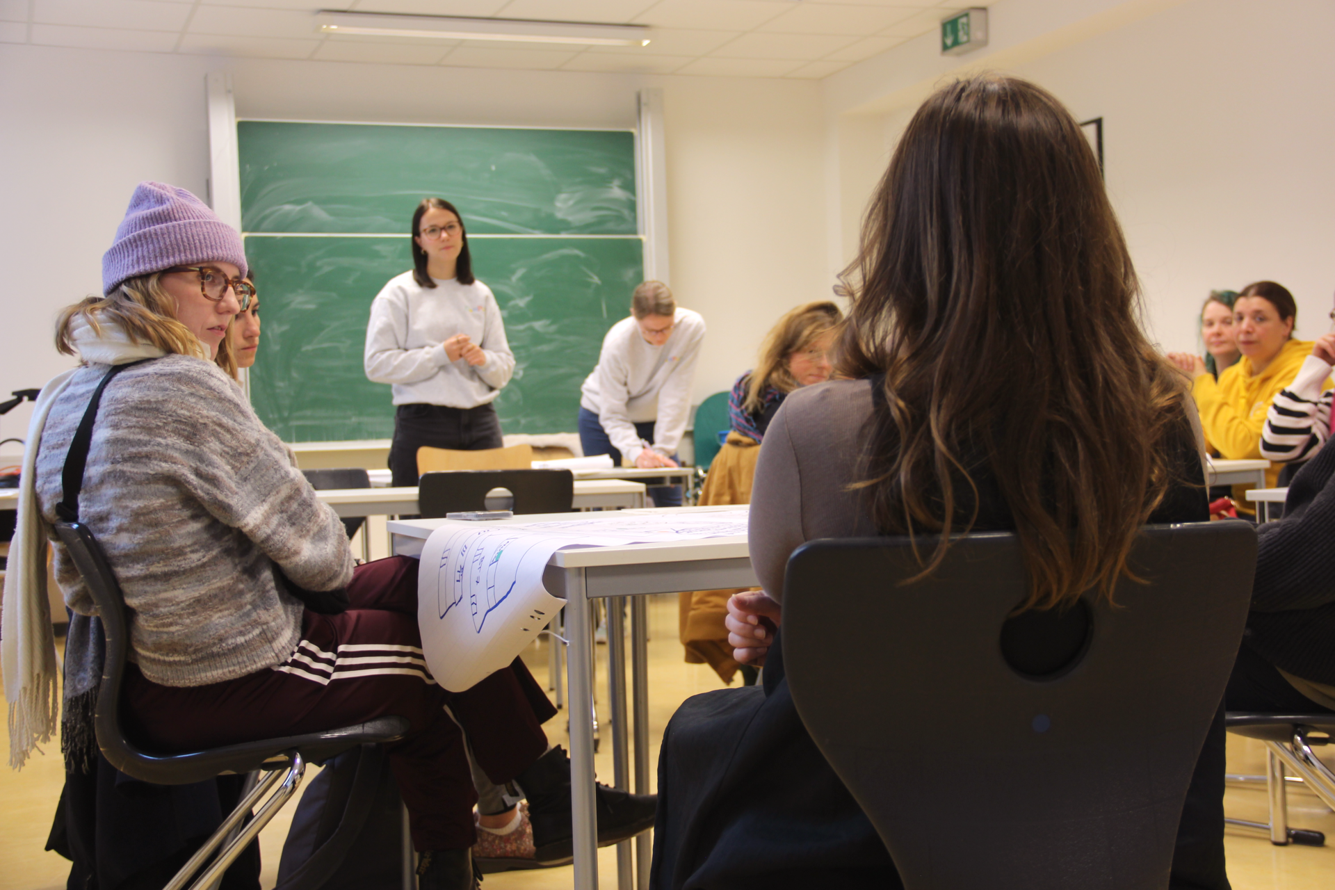 
                                                Austausch im Seminar 
                                            