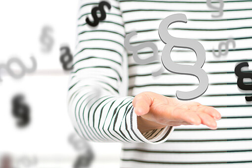 
                Eine Person ist mit mehreren Paragrafenzeichen umgeben.
            