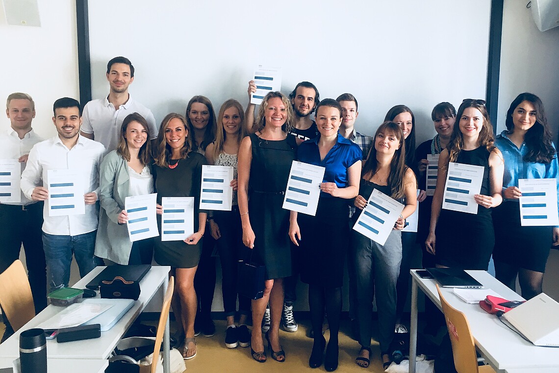 Studierendengruppe mit Professorinnen