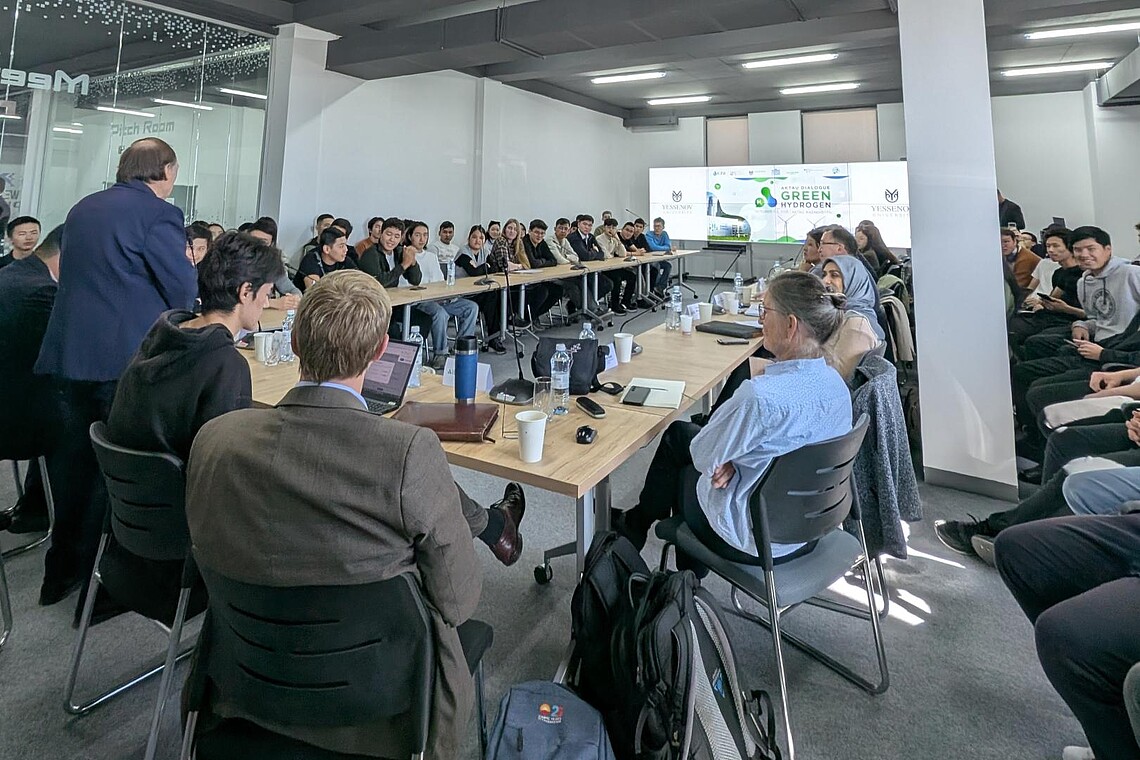 Viele Menschen auf einer Konferenz