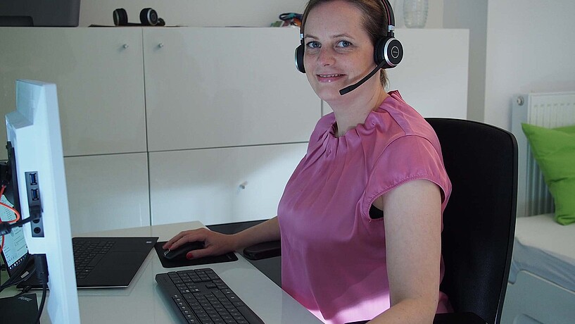 Prof. Ulrike Herster an ihrem Arbeitsplatz.