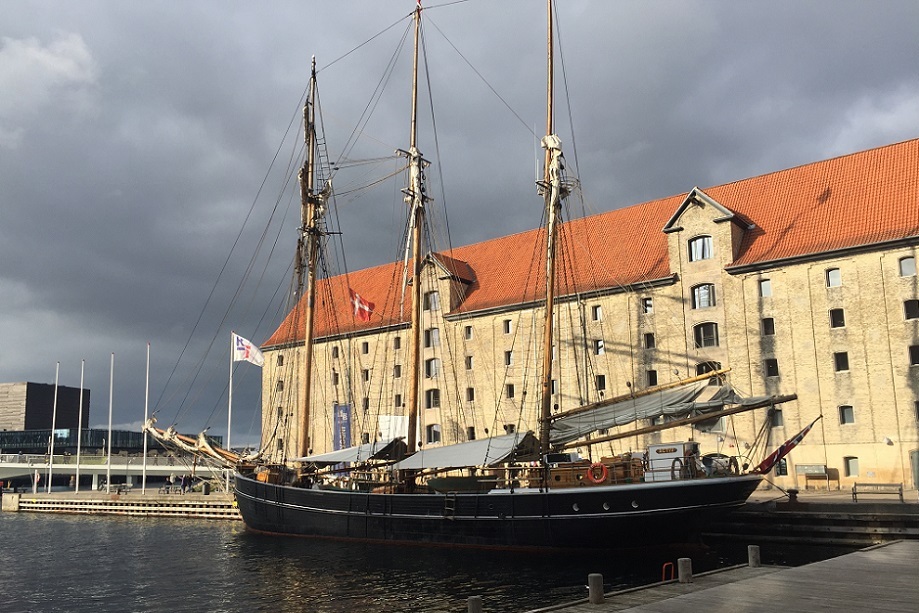 Schiff vor Inderhavnsbroen Kopenhagen