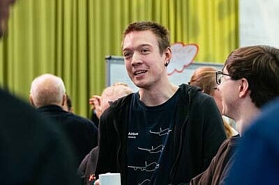 Ein Teilnehmer lächelt