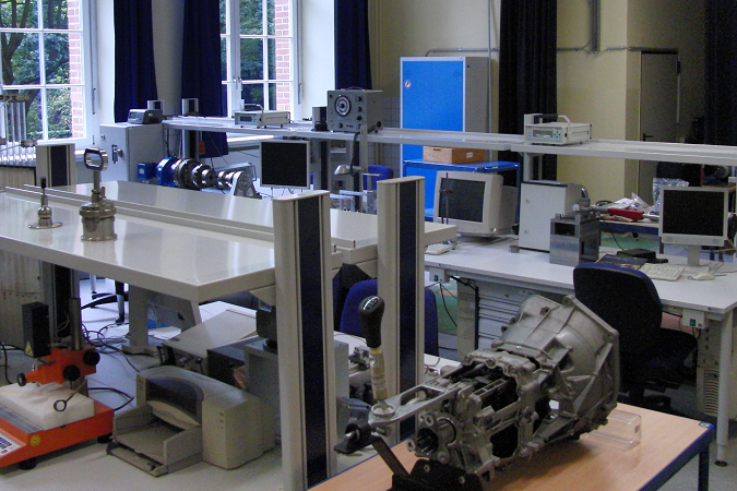 Blick in den Laborraum F122 - jetzt, einheitliche Arbeitstische mit erhöhter Ablageetage an Montagesäulen mit dunkelblauen Dekorflächen 
