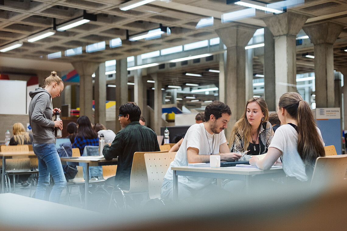 Studierende auf dem Campus der HAW Life Sciences