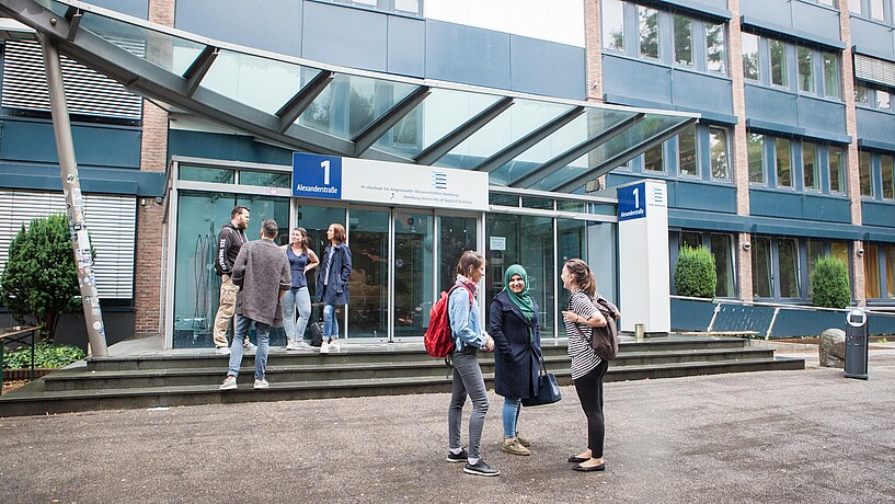 Studierende der Sozialen Arbeit an der HAW Hamburg auf dem Campus der Fakultät Wirtchaft und Soziales in der Alexanderstrasse 1, Berliner Tor