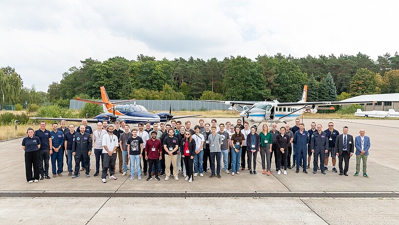 Teilnehmer der DLR_Summer_School vor den Versuchsflugzeugen Teilnehmer der DLR_Summer_School vor den Versuchsflugzeugen