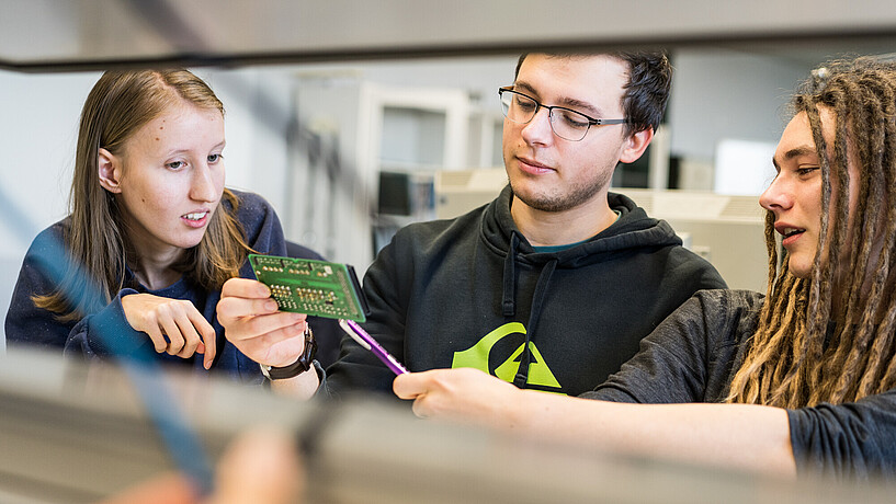 Labor Prof. Lutz Leutelt und Studierendengruppe, Labor für Digitaltechnik und Systeme