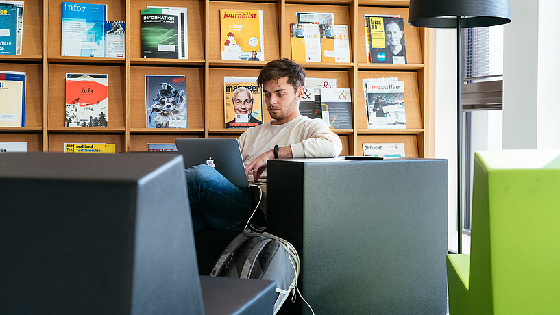 Studierende der Fakultät Design, Medien und Information in der Bibliothek an der Finkenau