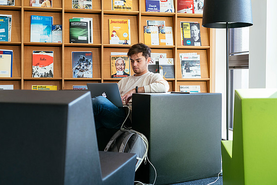 Studierende der Fakultät Design, Medien und Information in der Bibliothek an der Finkenau