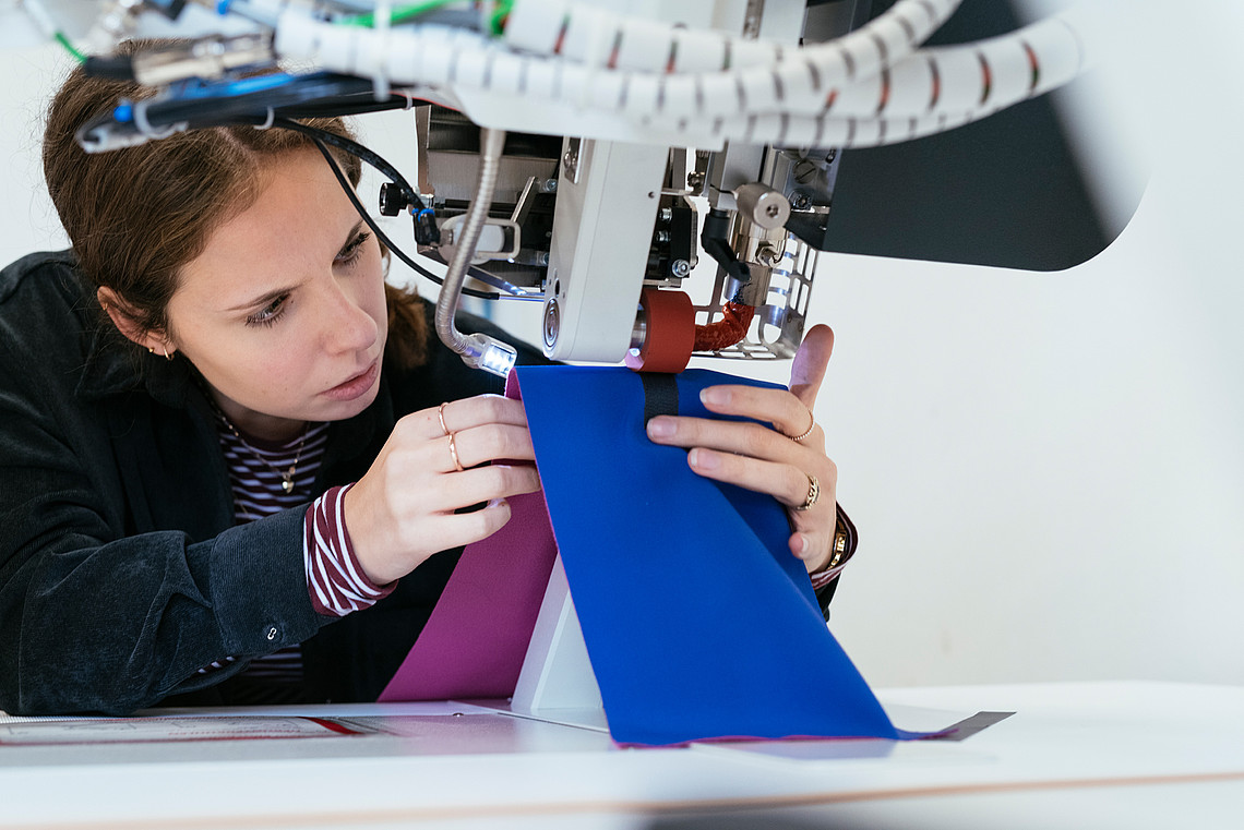 Studierende des Studiengangs Bekleidung - Technik und Management des Depatments Design im Labor Fertigungstechnik