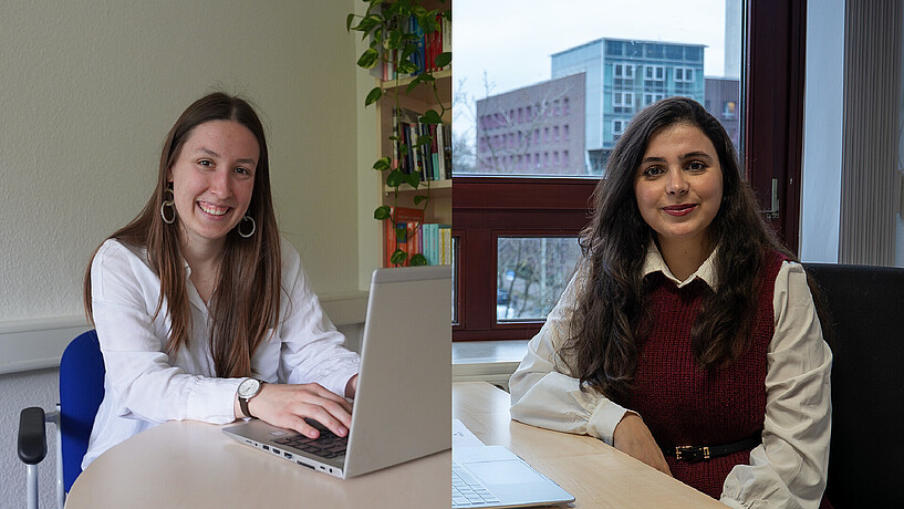 Zwei junge Frauen sitzen an Schreibtischen in Büroräumen und schauen lächelnd in die Kamera. Links arbeitet eine Frau mit Laptop in einem hellen Büro mit Bücherregal und Pflanze im Hintergrund. Rechts sitzt eine Frau an einem Tisch vor einem Fenster mit Blick auf Hochschulgebäude, ebenfalls mit Laptop vor sich.