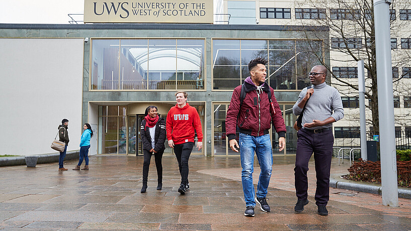Eingang der UWS mit Studierenden