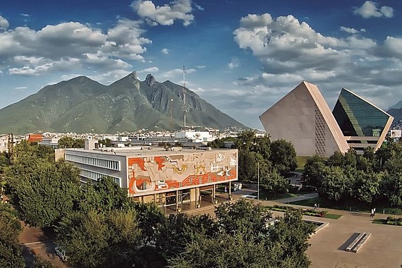 Im Hintergrund des Campus in Monterrey sind hihe Berge zu sehen