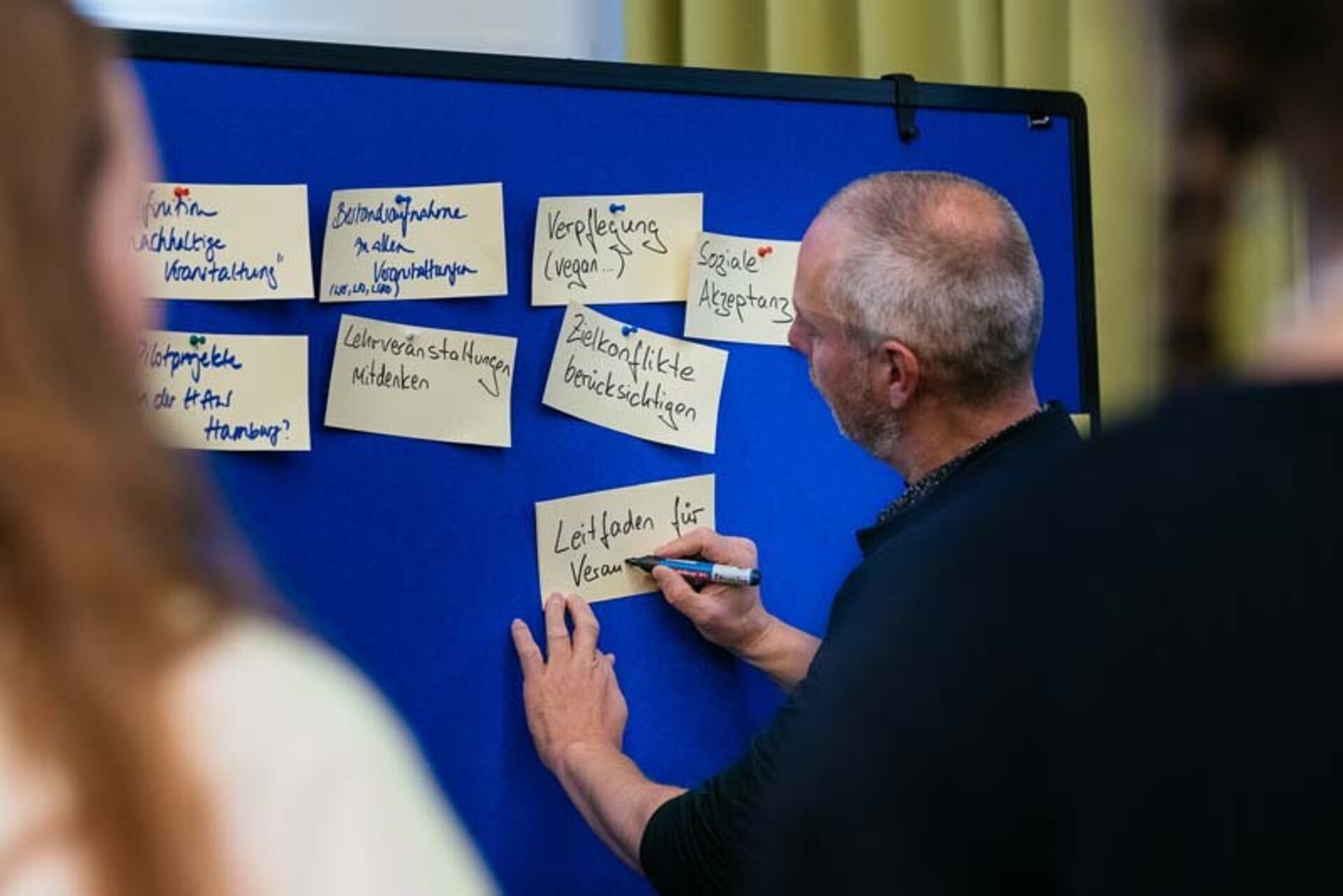
                                                An die Metaplanwand Hochschulbetrieb wird etwas angepint
                                            
