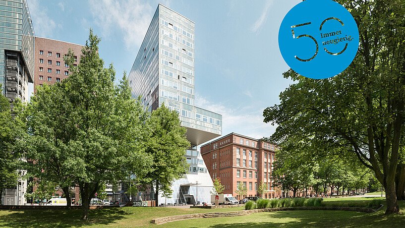 Das blaue Haus - Das Hauptgebäude im Sommer am Campus Berliner Tor 