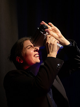 
                Carolin Liedtke guckt sich mit einem Leuchtdichtemessgerät an, wie hell eine Straßenlaterne leuchtet und aus welchem Blickwinkel sie vielleicht blendet.
            