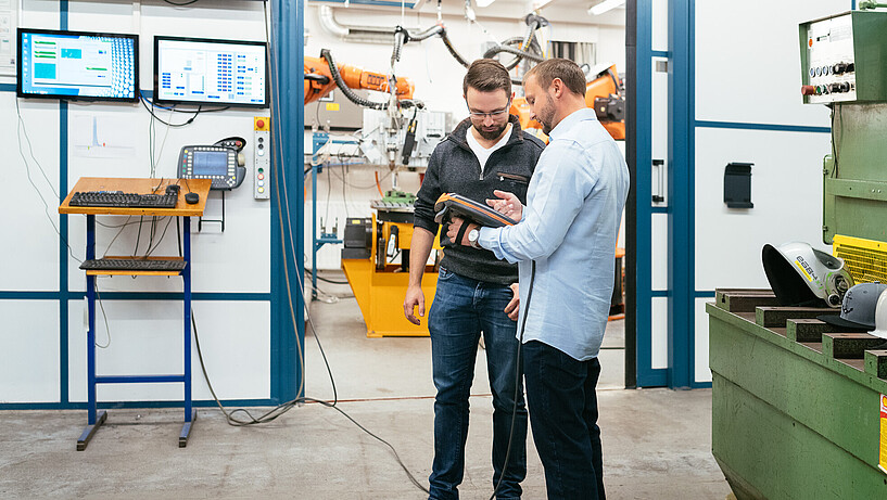 Studierende und Angestellte des Departments Maschinenbau und Produktion im Labor Fügetechnik