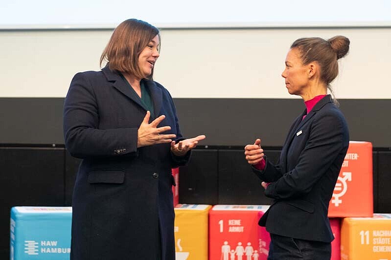 Katharina Fegebank und Prof. Dr. Frederike Masemann sprechen miteinander