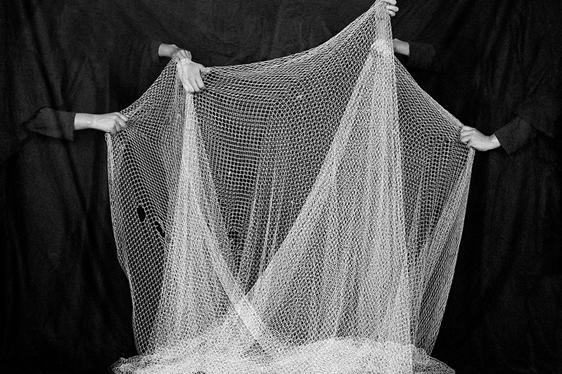 Aufgespanntes weißes Netz vor dunklem Hintergrund