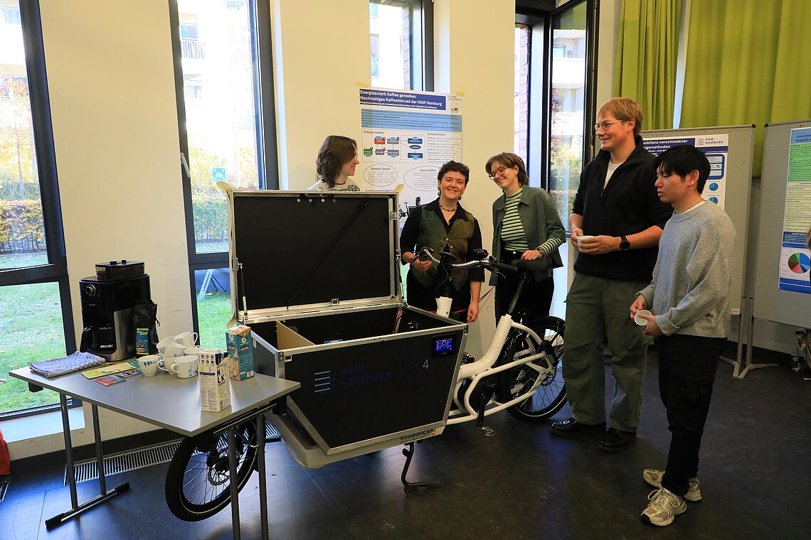 Studierende präsentieren das VeloBrew-Lastenrad