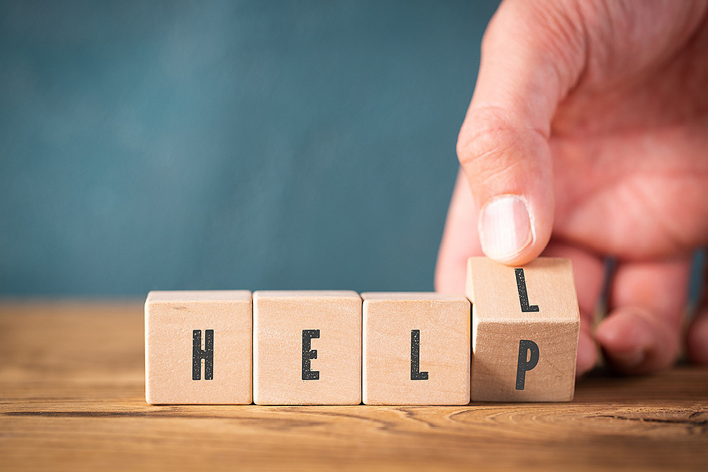 Stärkenorientiertes Case Management - Neue Methoden für komplexe Fall- und Beratungssituationen
Hand hält kleine Bauklötze mit der Aufschrift HELP