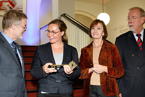 2010 - Prof. Dorothea Wenzel, Dekanin der Fakultät  Design, Medien und Information (zweite von links), bei der Eröffnung des Kunst- und Mediencampus Finkenau.