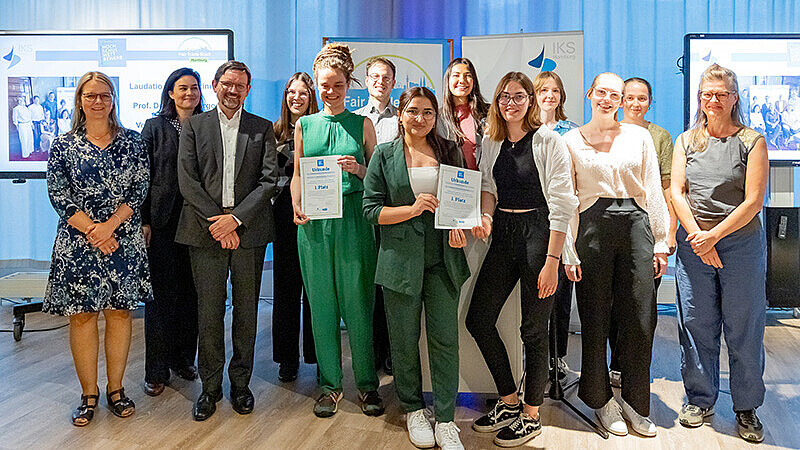Gruppenbild vom Gewinnerteam der HAW Hamburg mit Urkunden