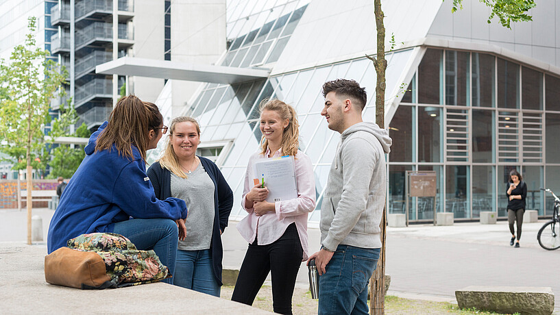 Campus Berliner Tor mit Studierenden