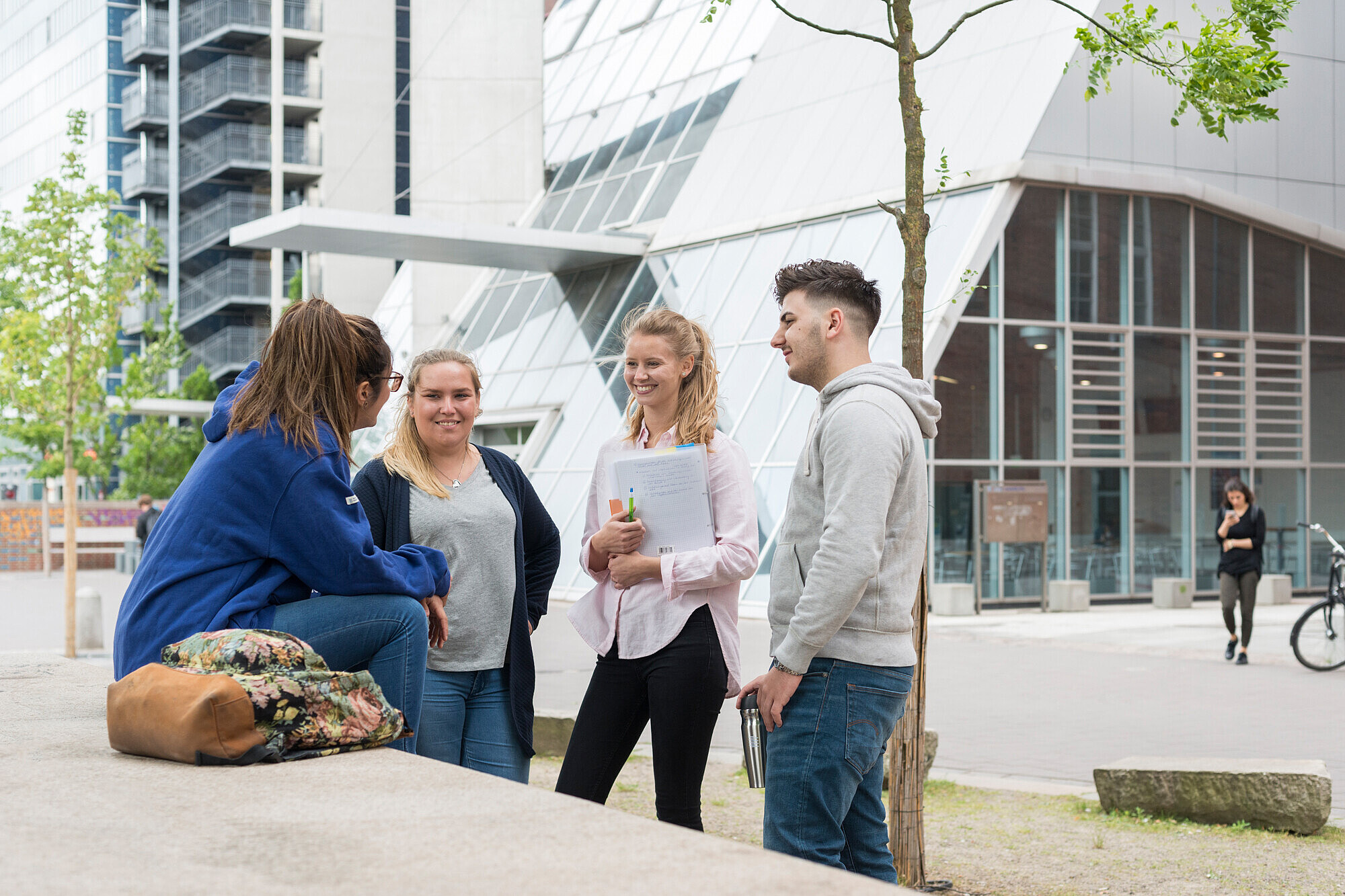 
                Campus Berliner Tor mit Studierenden
            