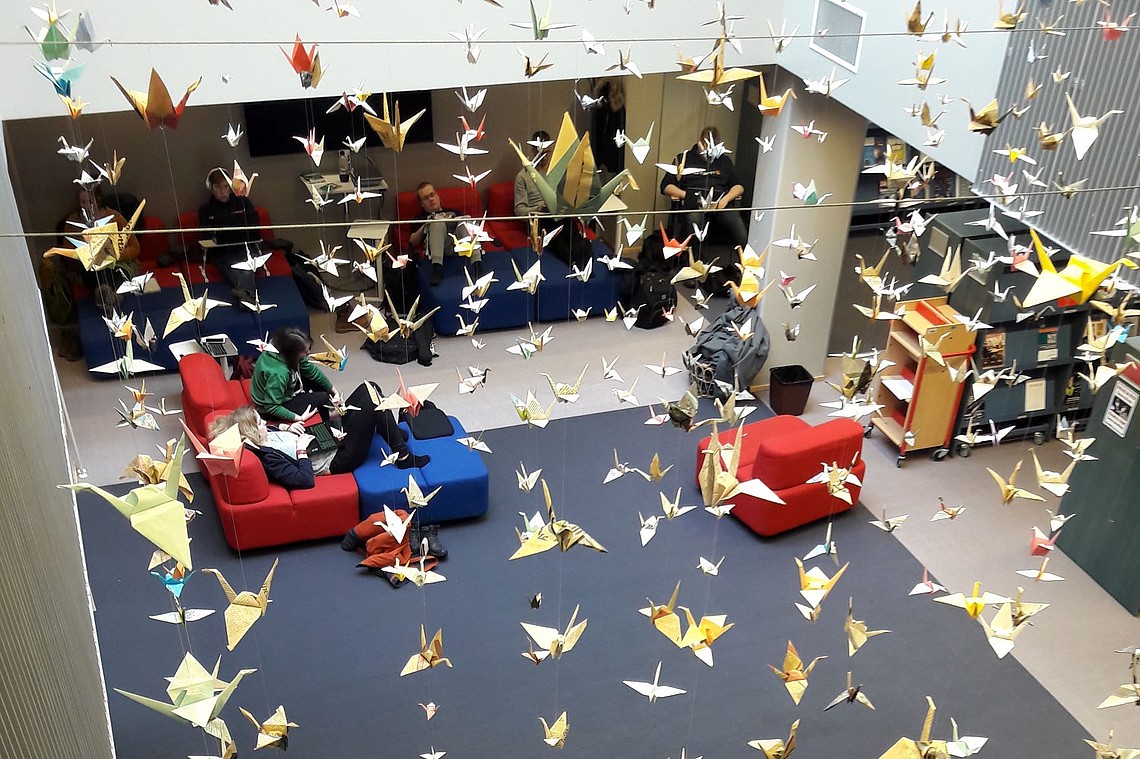 Blick auf lernende Studierende in der Bibliothek