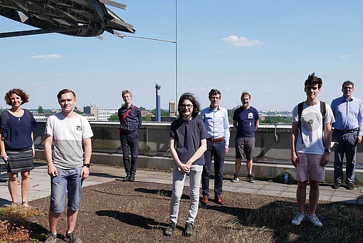 
                Alle teilnehmenden Personen des Rundgangs posieren für ein Foto.
            