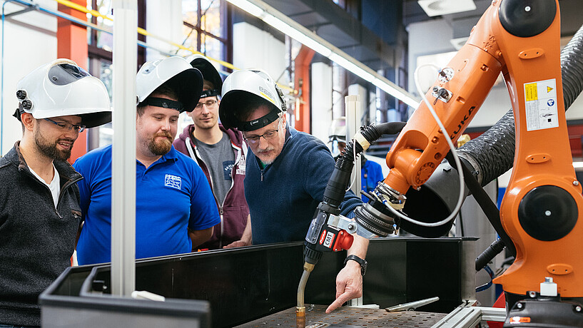 Studierende und Angestellte des Departments Maschinenbau und Produktion im Labor Fügetechnik