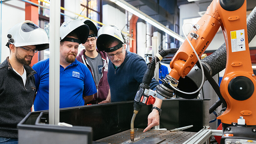 Studierende und Angestellte des Departments Maschinenbau und Produktion im Labor Fügetechnik