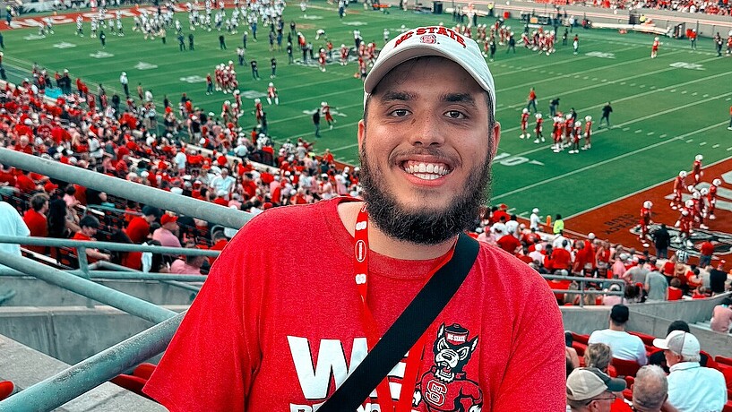 Student Raza Rahmani im Carter-Finley Stadium in Raleigh, USA