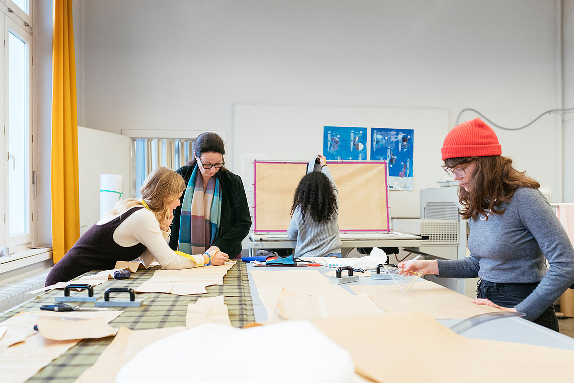 Studierende des Studiengangs Bekleidung - Technik und Management des Depatments Design im Labor Fertigungstechnik