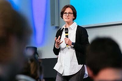 prof. Dr. Hannah Früh spricht