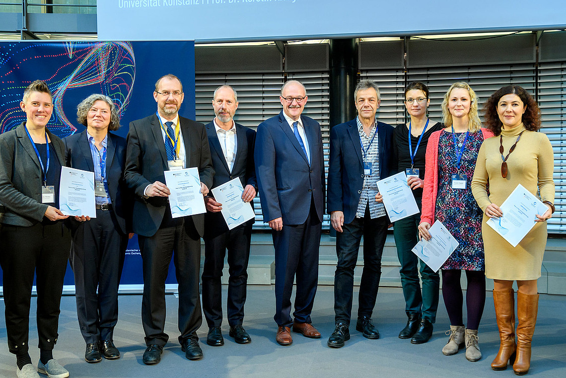 Das Bild zeigt die Vertreter*innen der ausgezeichneten Hochschulen gemeinsam mit Michael Meister, dem parlamentarischen Staatssekretär beim Bundesministerin für Bildung und Forschung.