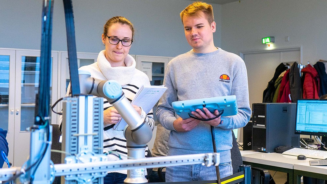 Studenten im Labor für Automatisierungstechnik