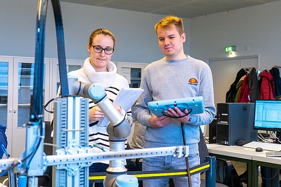Studenten im Labor für Automatisierungstechnik