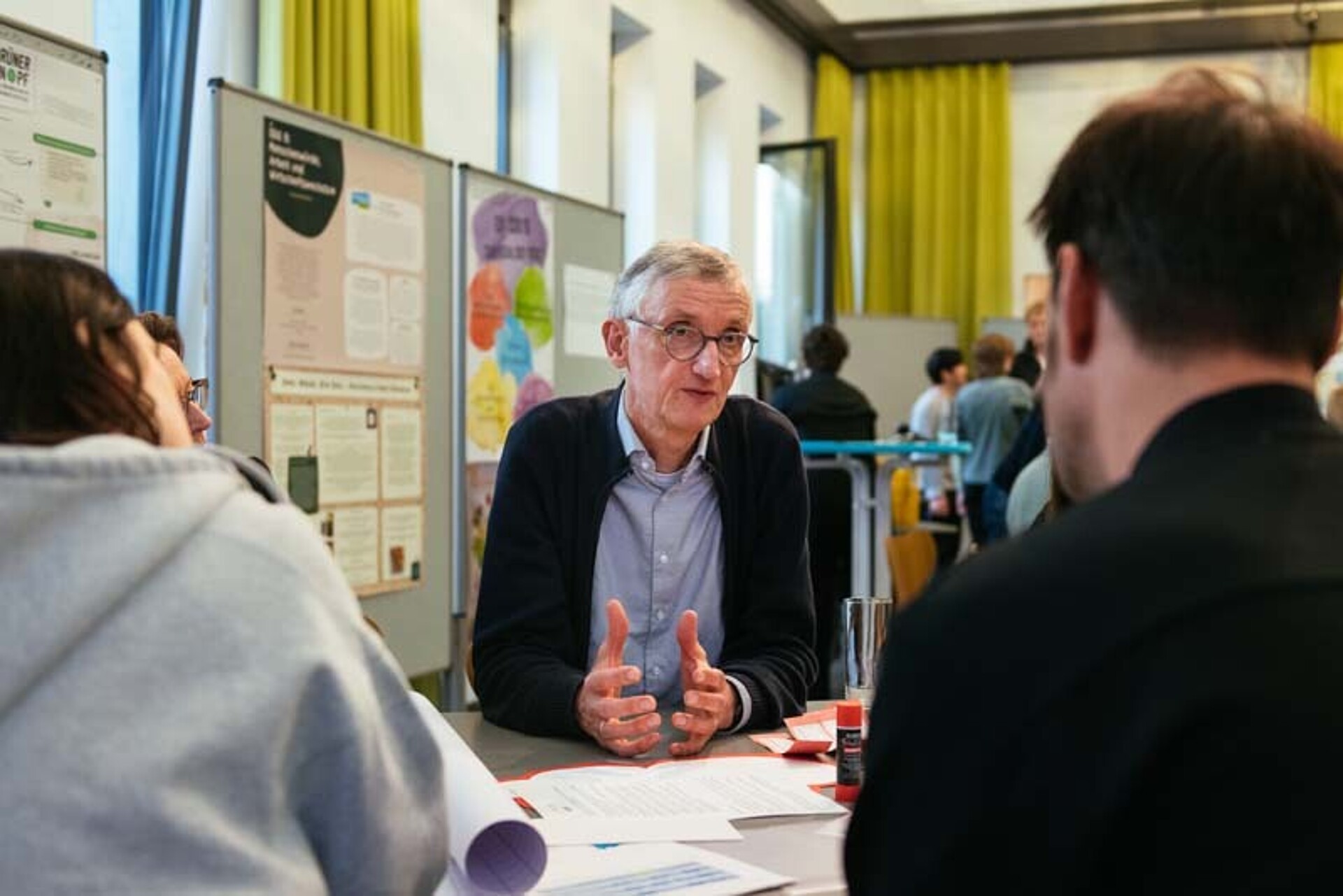 
                                                Prof. Dr. Thomas Stegmann spricht
                                            