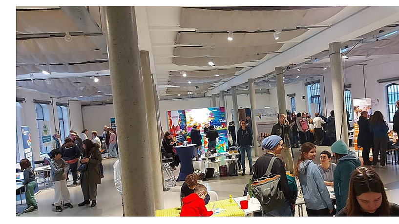 Marktplatz mit Experimentierstationen beim Aktionstag MINT