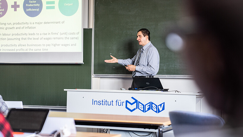 Prof. Dr. Walter Leal in einer internationalen Vorlesung an der Fakultät Life Sciences der HAW Hamburg.