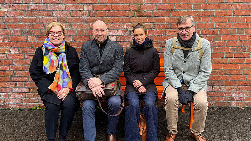 Das Präsidium der HAW Hamburg sitzt auf einer orangen Bank